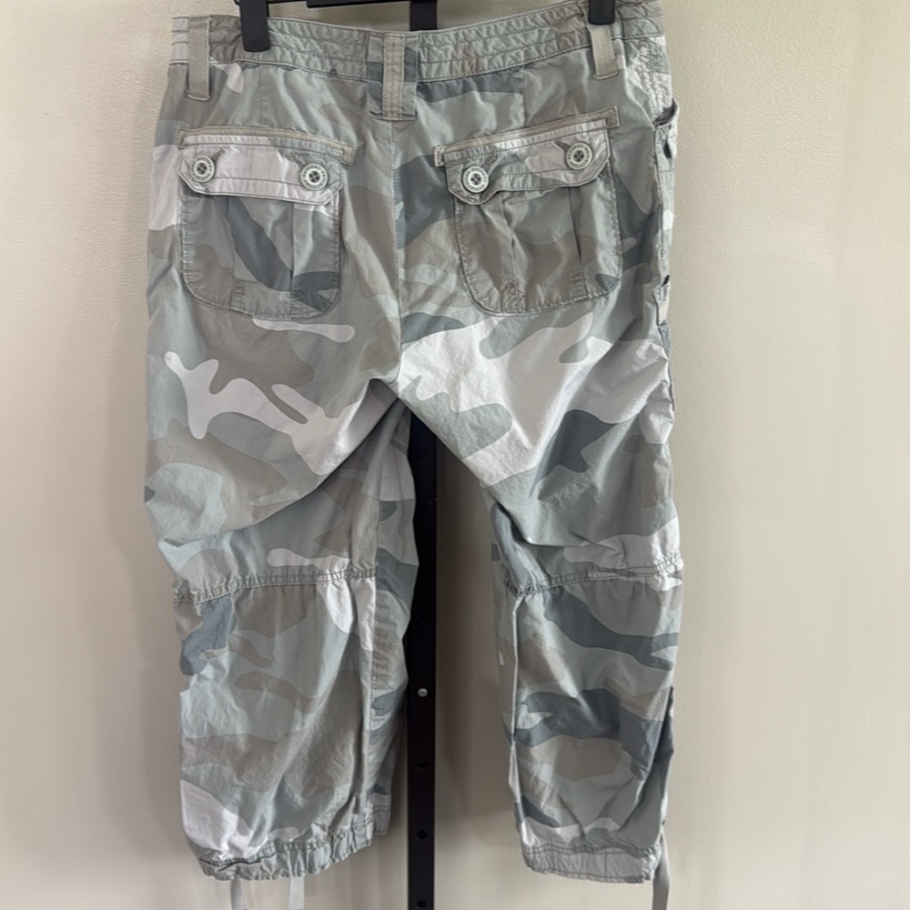 Natural Reflections Women’s Camouflage Cargo Pants Capris Size 8 - Picture 4 of 11